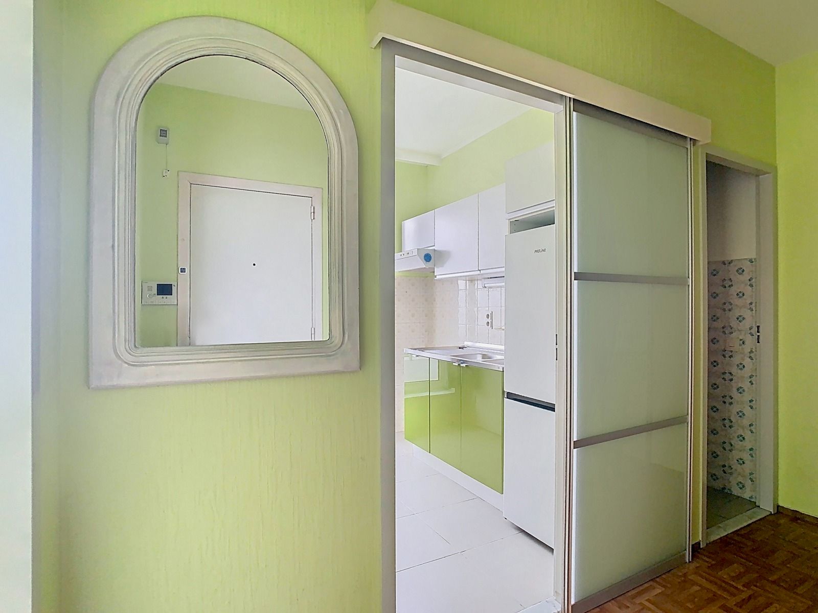 Instapklaar appartement met 1 SLPK én GROOT Terras! foto 5