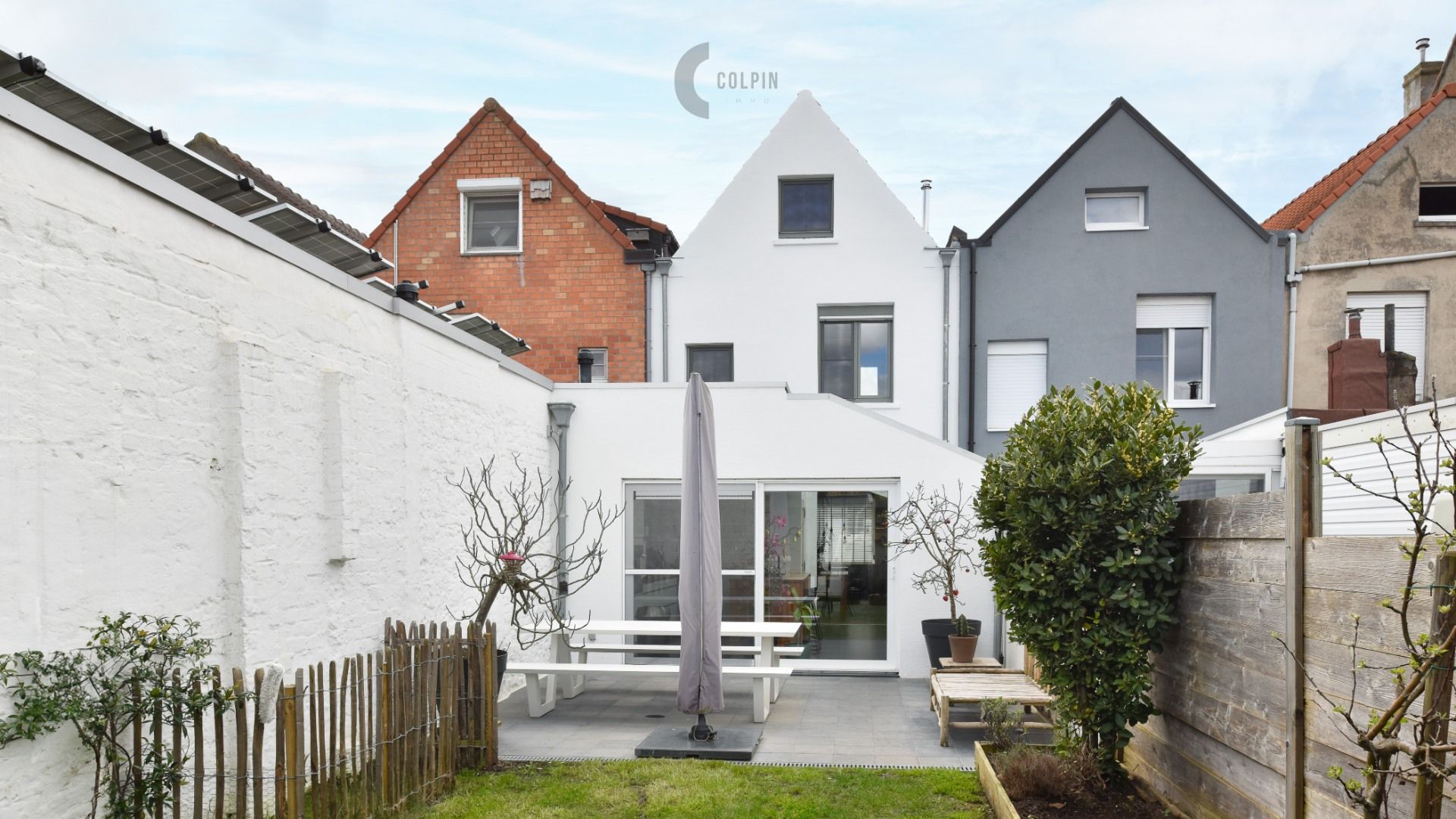 Lichtrijke gerenoveerde rijwoning met tuin vlakbij het strand foto 14