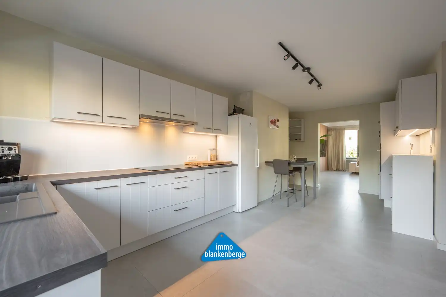 Zeer Ruim en Stijlvol gerenoveerd appartement van 232m² op een toplocatie vlak bij het strand. foto 9