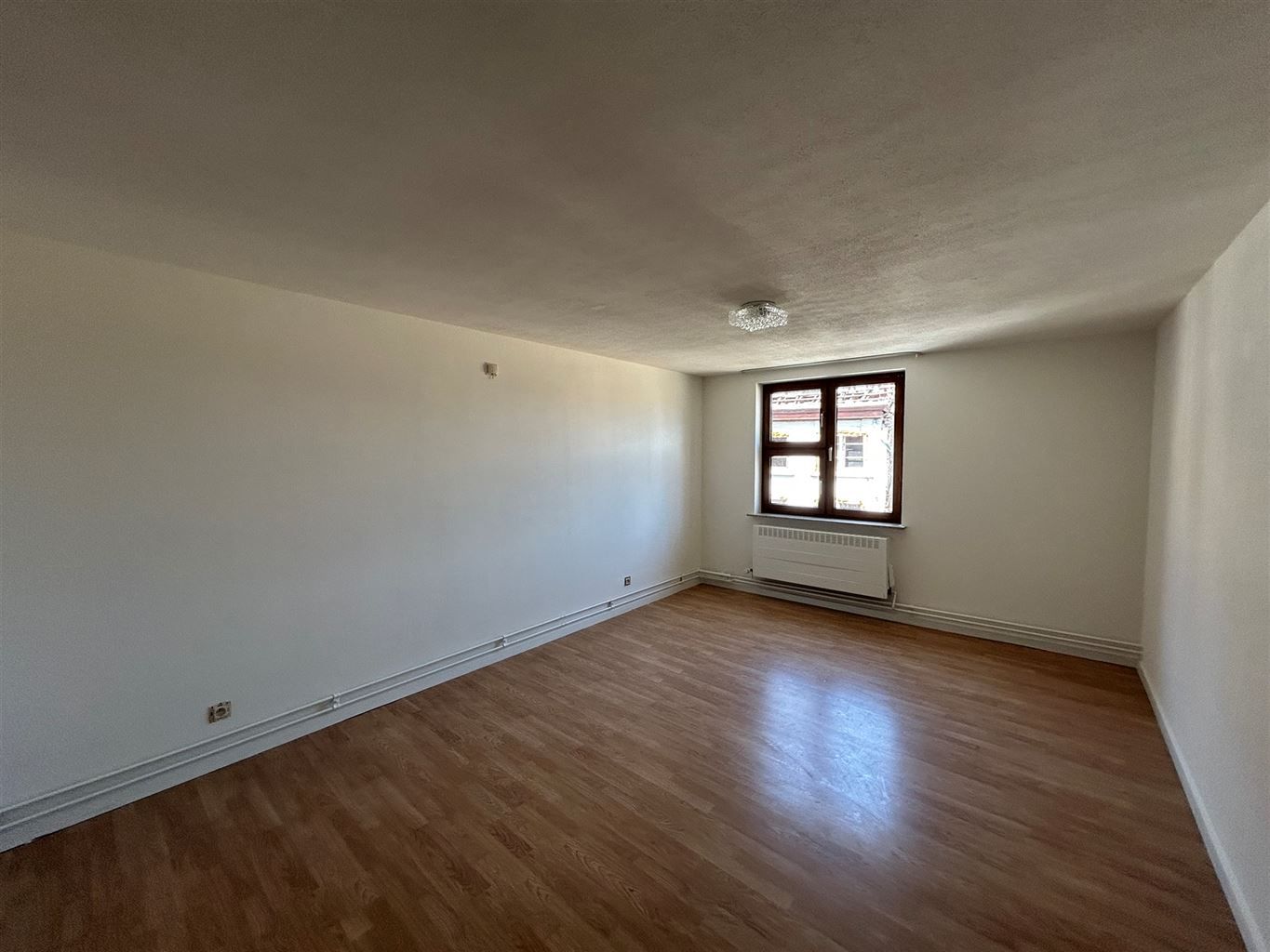 Ruim appartement met 2 slaapkamers en terrasje aan de Markt van Maaseik foto 12