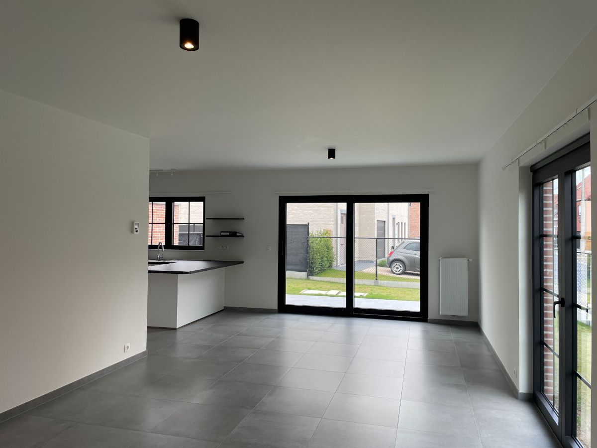 Drie slaapkamer EENGEZINSWONING met garage & tuin foto 11