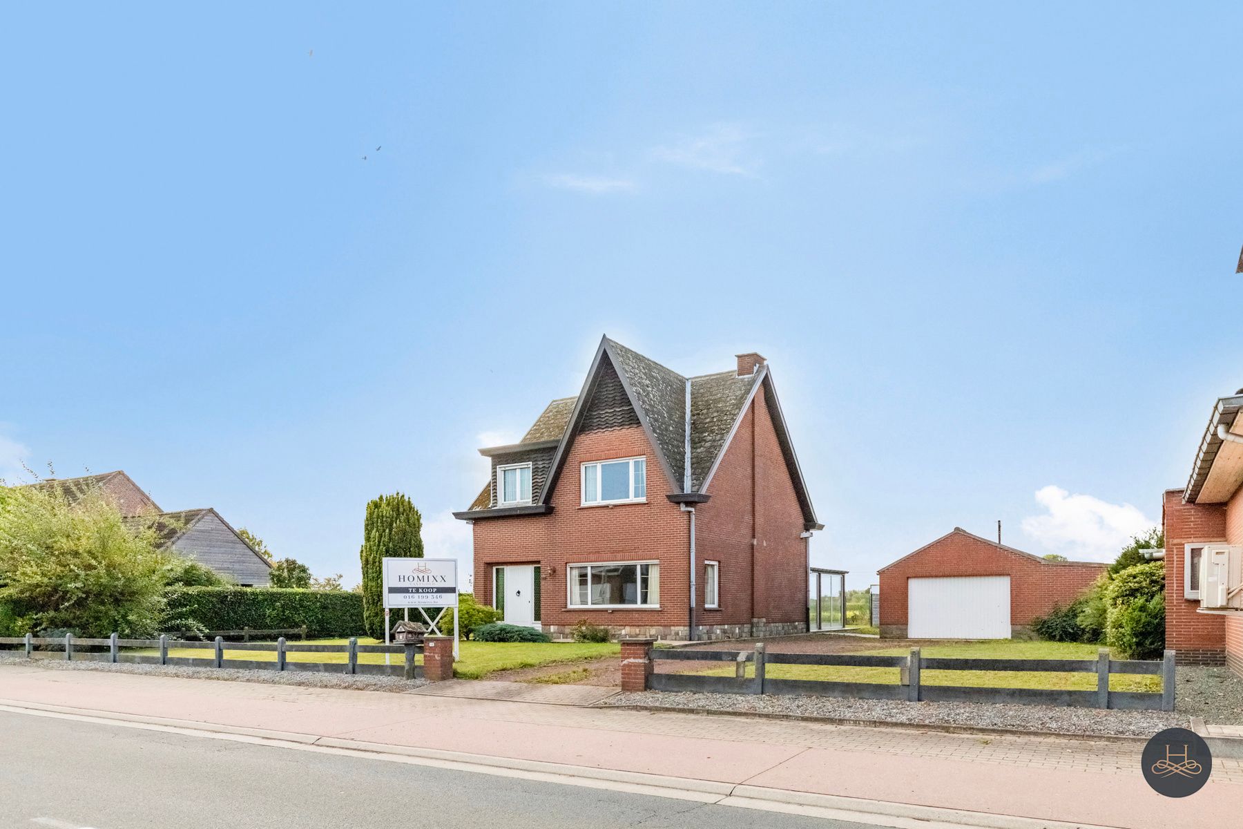 Renovatiewoning met grote garage foto 2