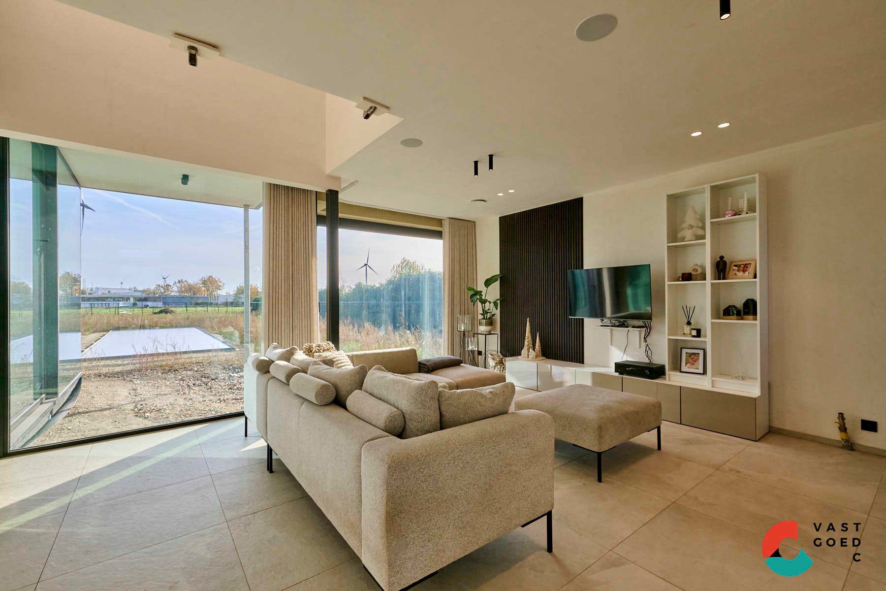 Moderne villa met zwembad op een knap perceel van 16 are. foto 13