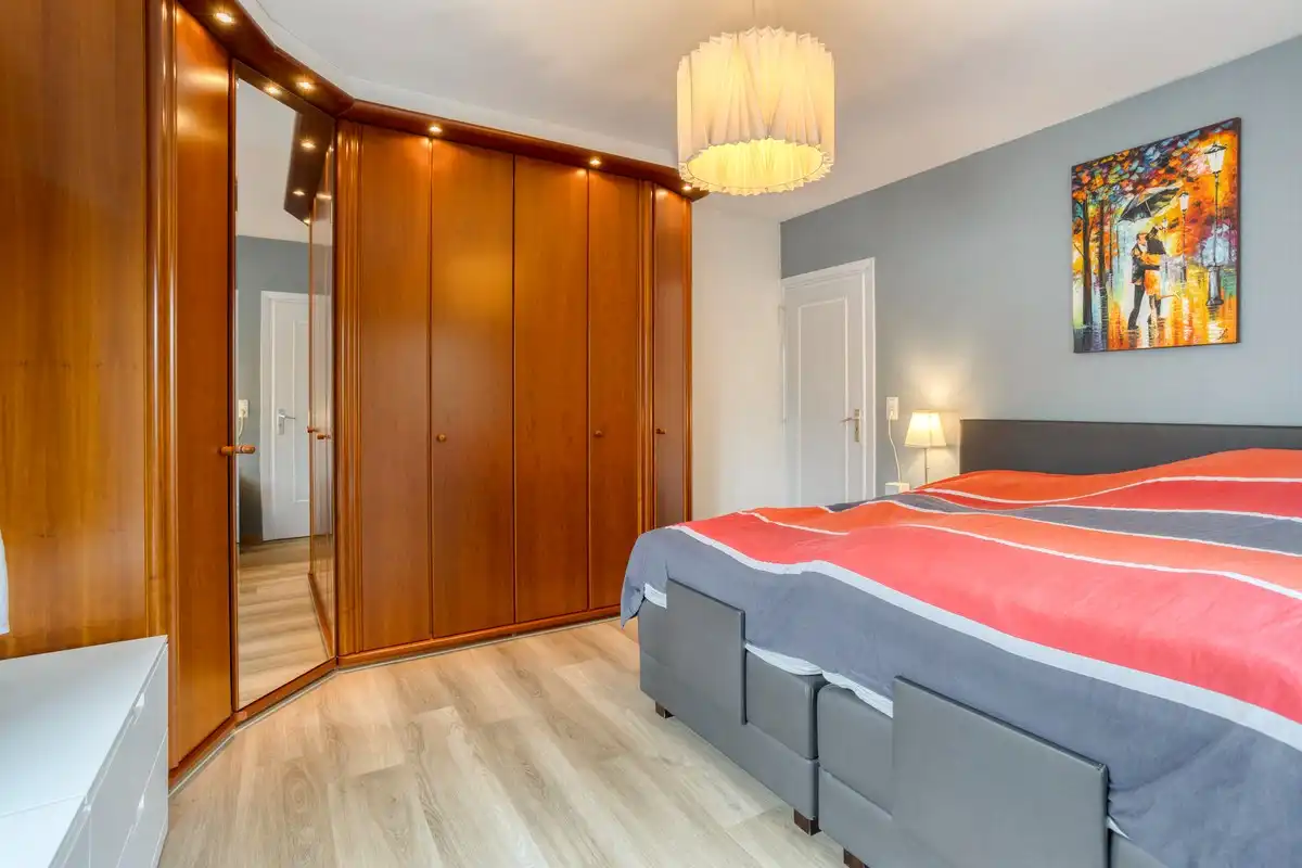 Gerenoveerde halfopen bebouwing met 4 slaapkamers, bureau en tuin in centrum Brasschaat foto 10