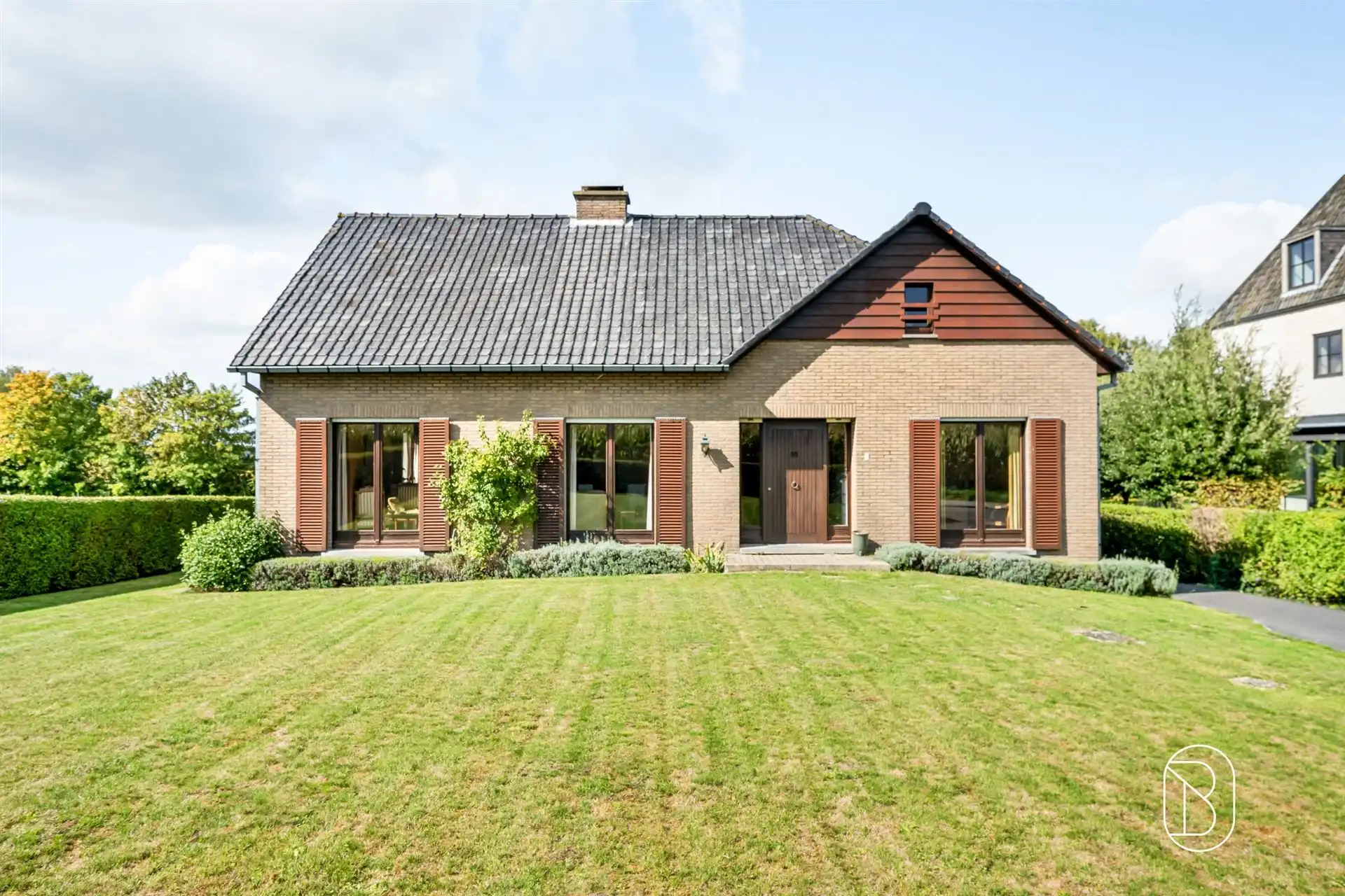 Degelijke villa met prachtig open zicht. foto 6