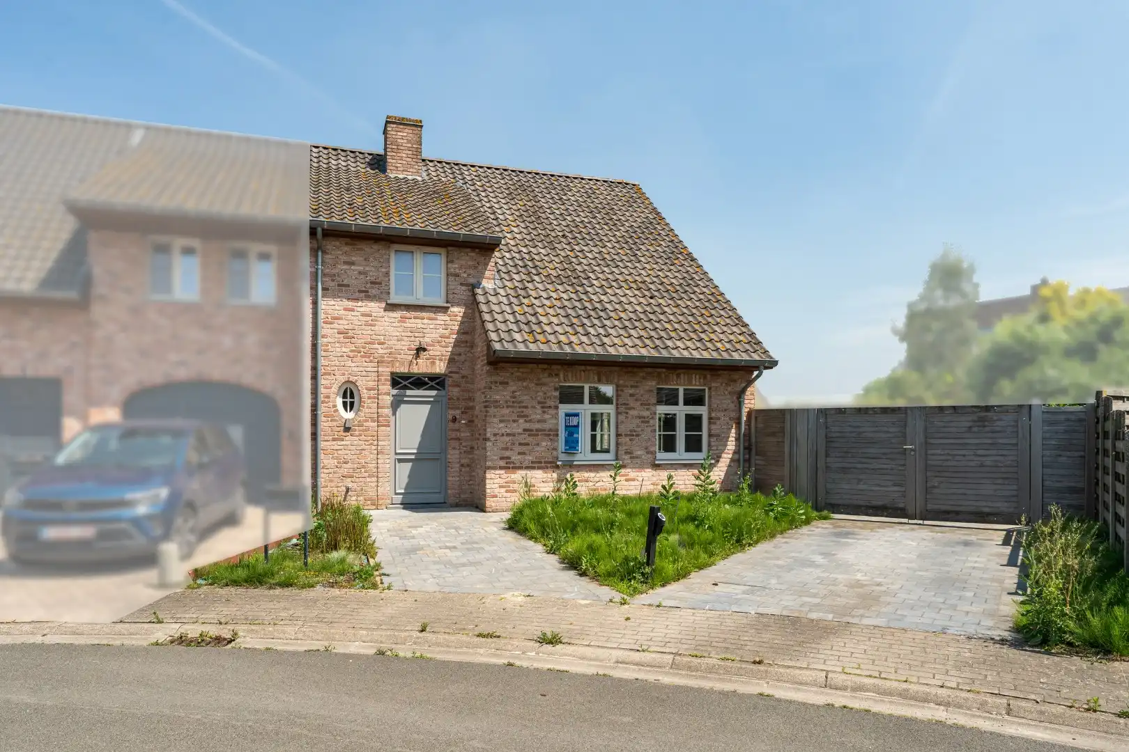 Ruime en recente halfopen bebouwing met 3 volwaardige slaapkamers foto {{pictureIndex}}