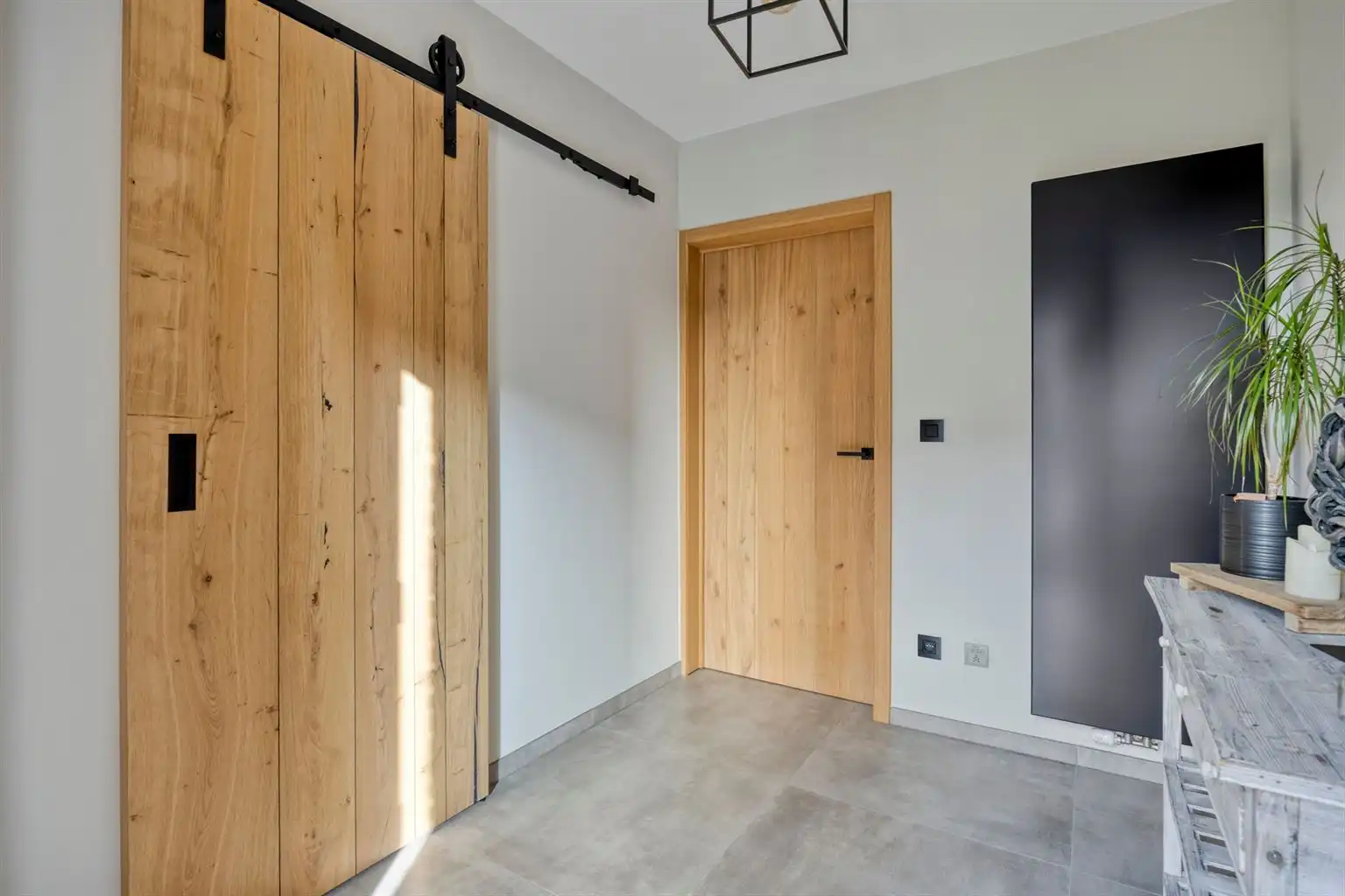 Vrijstaande woning met 3 slaapkamers, inpandige garage, omheinde tuin en zonnepanelen, zeer rustig gelegen in het landelijke Molenbeersel. foto 2