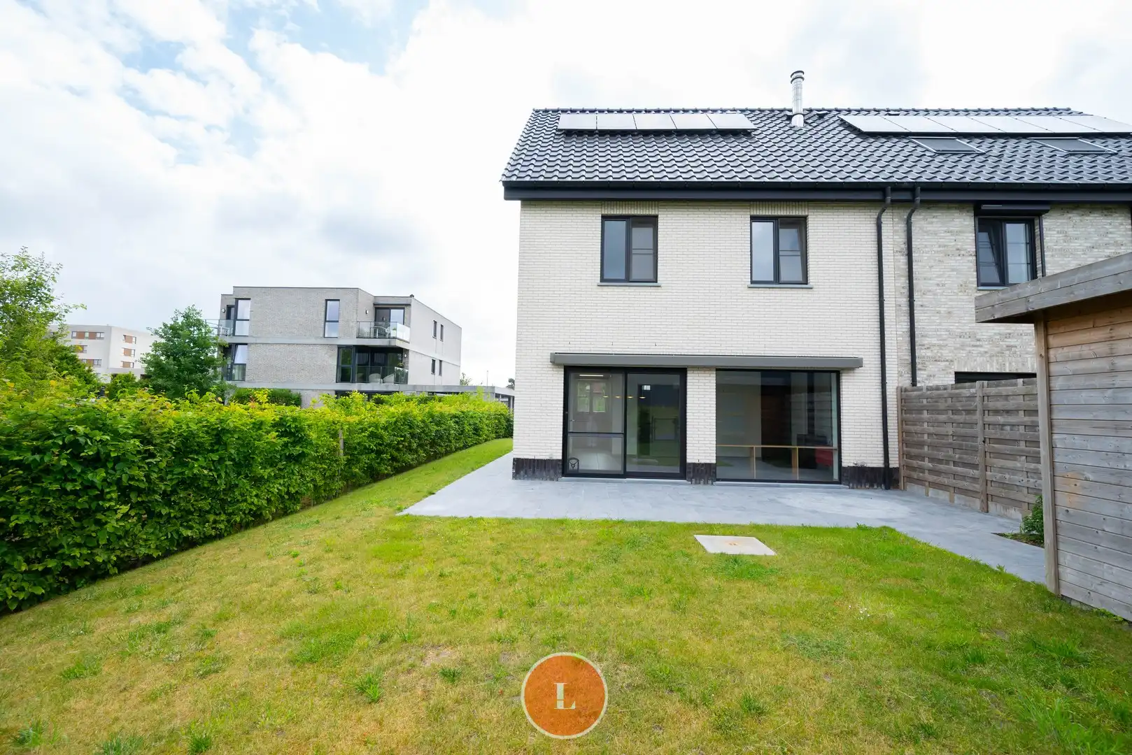 recente halfopen woning in een rustige wijk foto 19