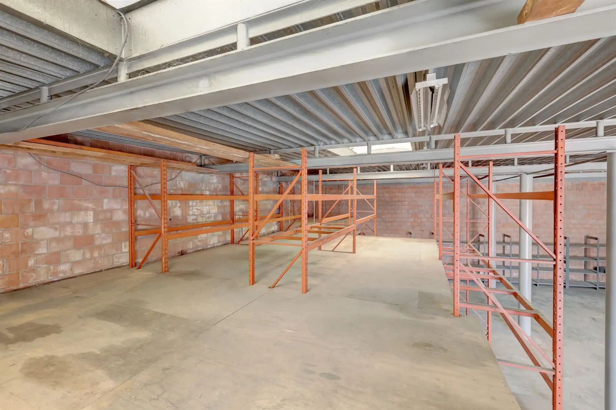 Opslagloods met polyvalente ruimte in Ranst foto 8