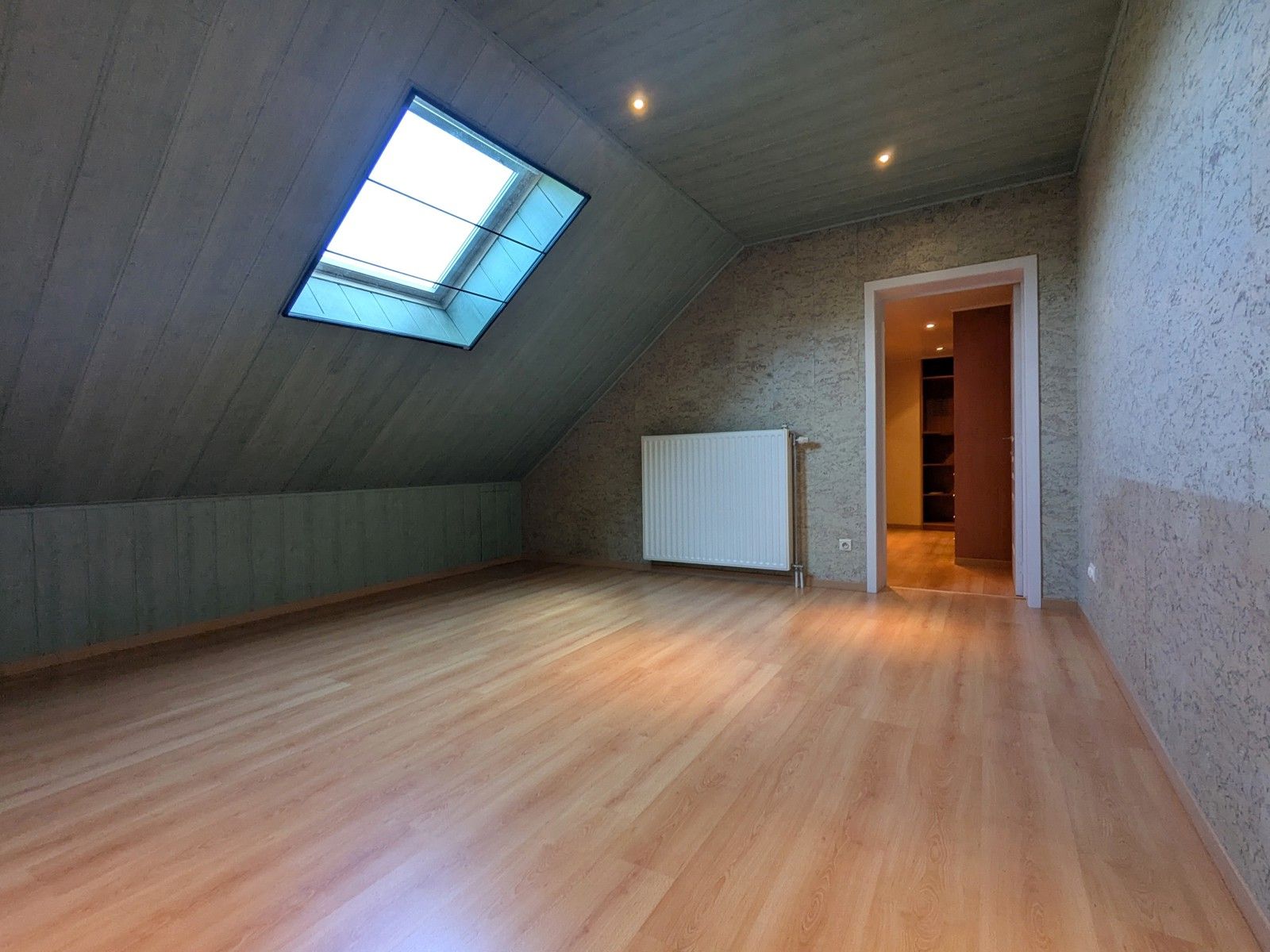Ruime hoeve met mooie tuin + veel parking in rustig straatje foto 24