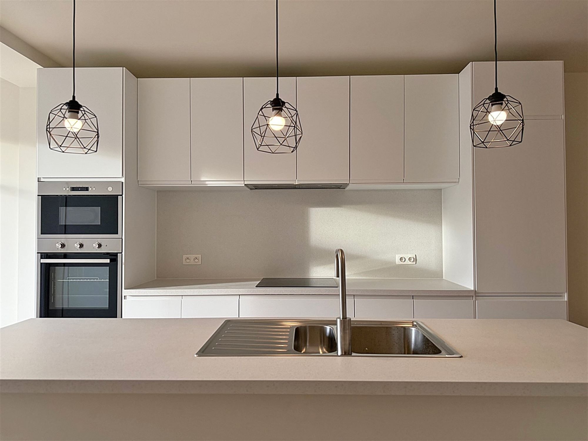 Instapklare vernieuwde (starters)WONING met 2 slaapkamers, terras, kelder & staanplaats  foto 4