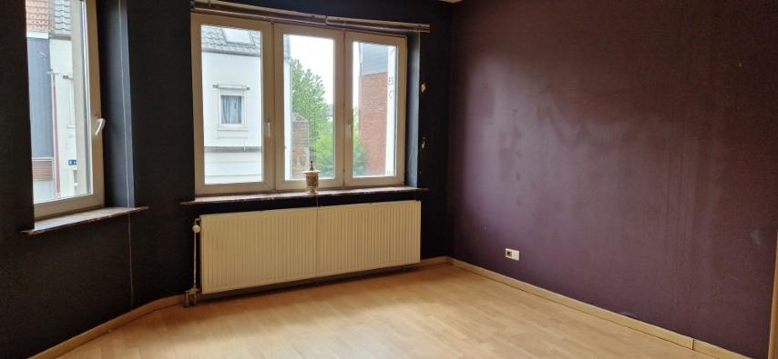 Ruime EENGEZINSWONING met grote leefruimten, 2 slaapkamers en mooi terras, woning met mogelijkheden, op 1 are 33 ca. foto 17