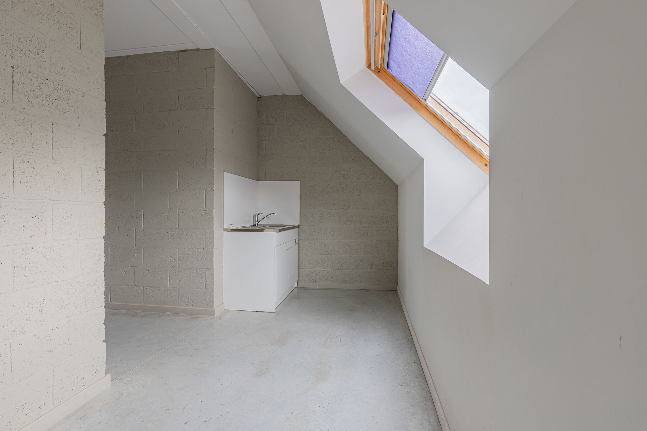 NIEUWERKERKEN - Recent gebouw met magazijn foto 21