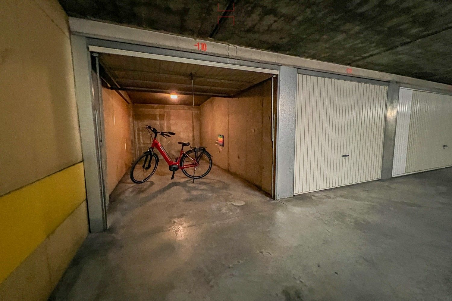 Ruime garagebox, gelegen in een zijstraat tussen de Graaf d'Ursellaan en de Zeedijk in Heist foto 3