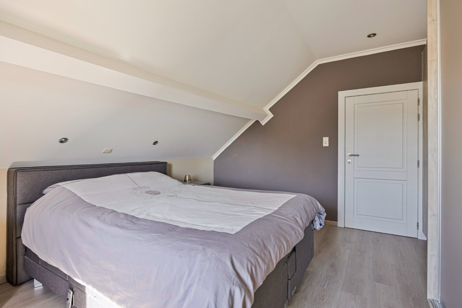 Instapklare woning met 3 SLPKS en zon georiënteerde tuin !  foto 18