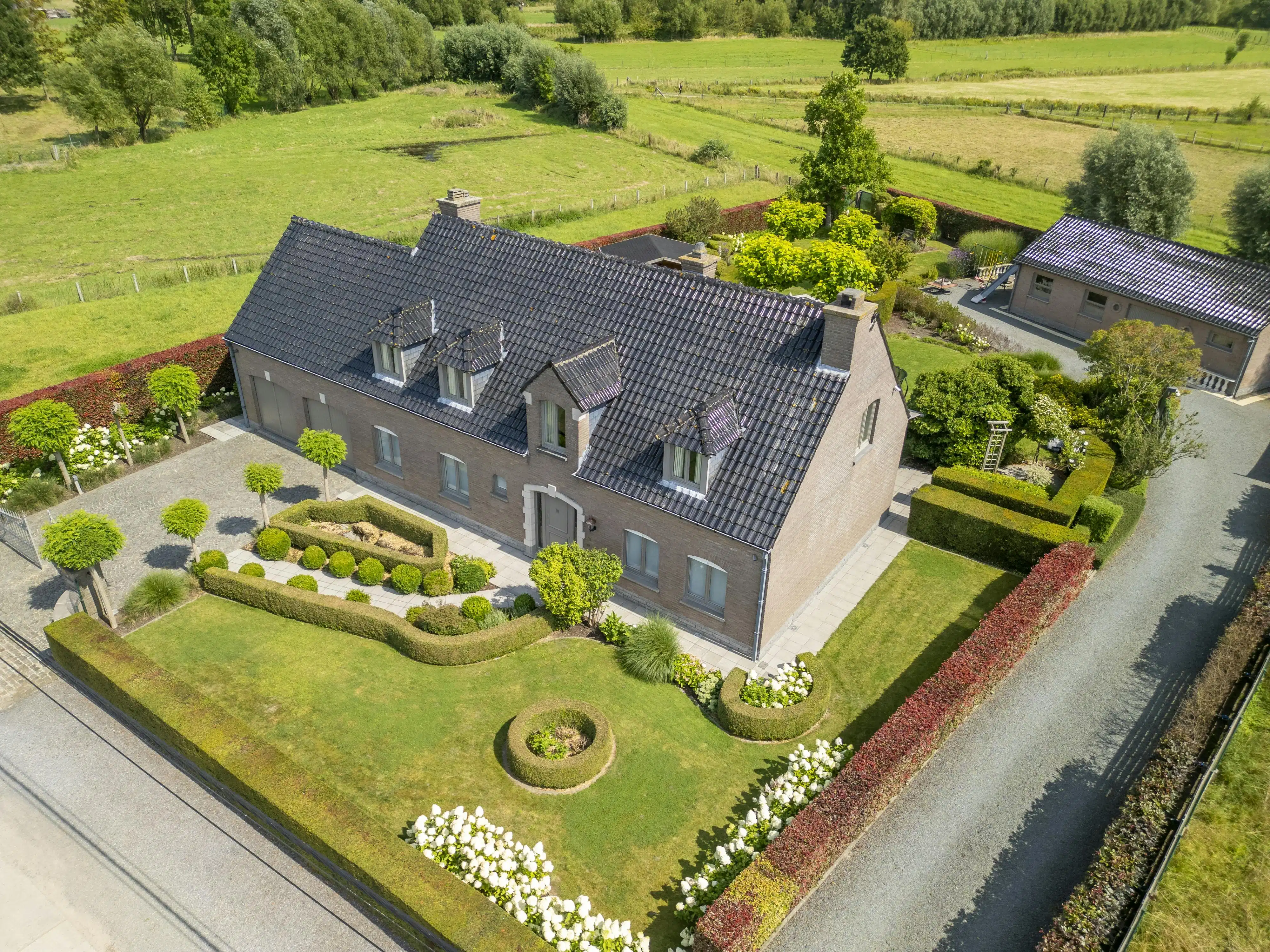 Statige open villa in woongebied met bijgebouw op ca. 2900m² foto 22