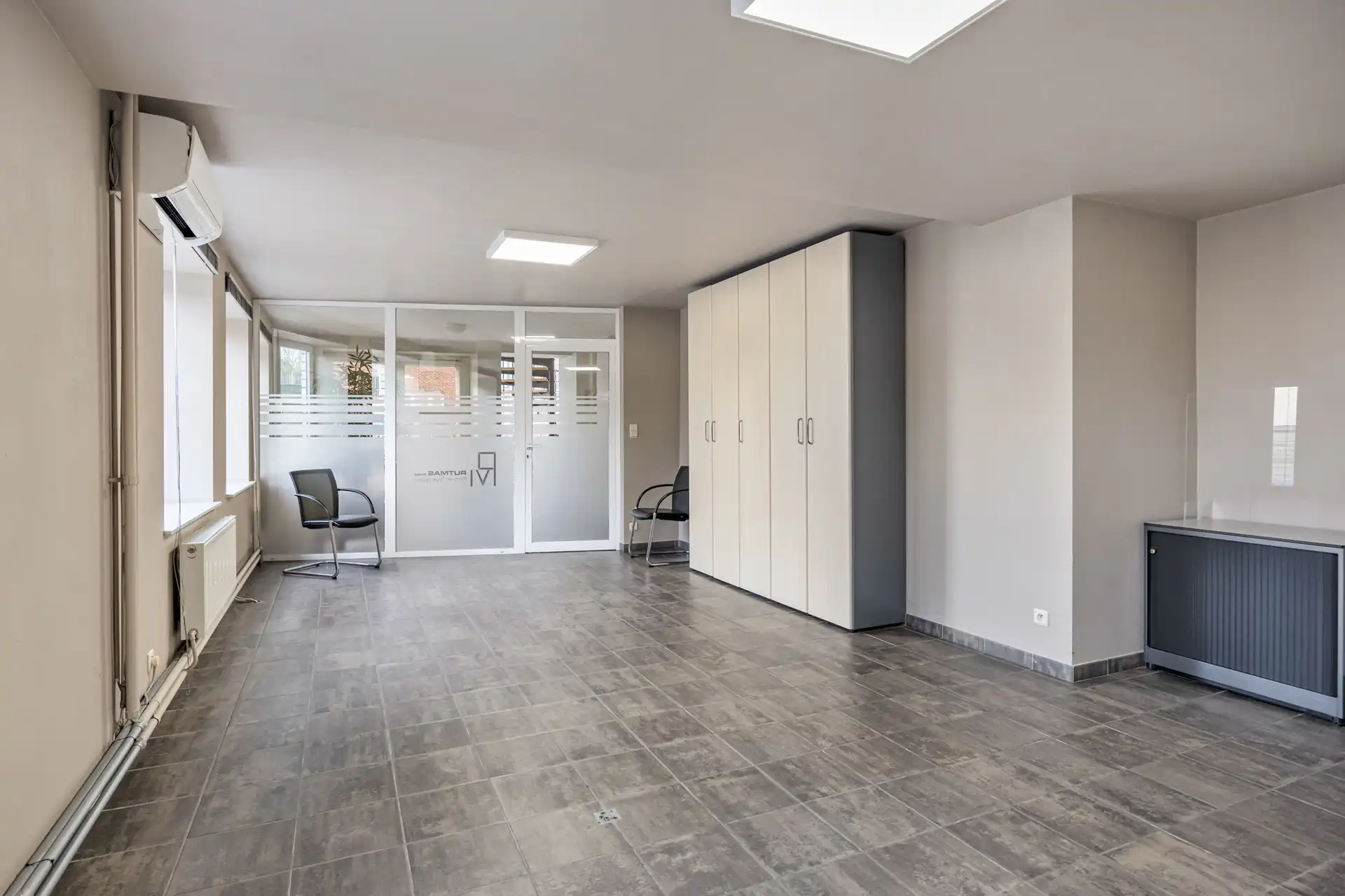 GEBOUW BESTAANDE UIT APP, 3 KANTOORVLOEREN & WERKPLAATS TE BILZEN. foto 39