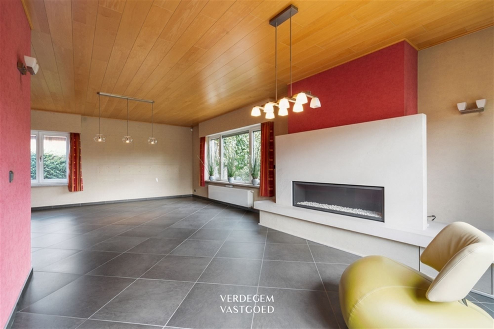 Bungalow met 4 slaapkamers en 2 garages op perceel van 1.029m² foto 3