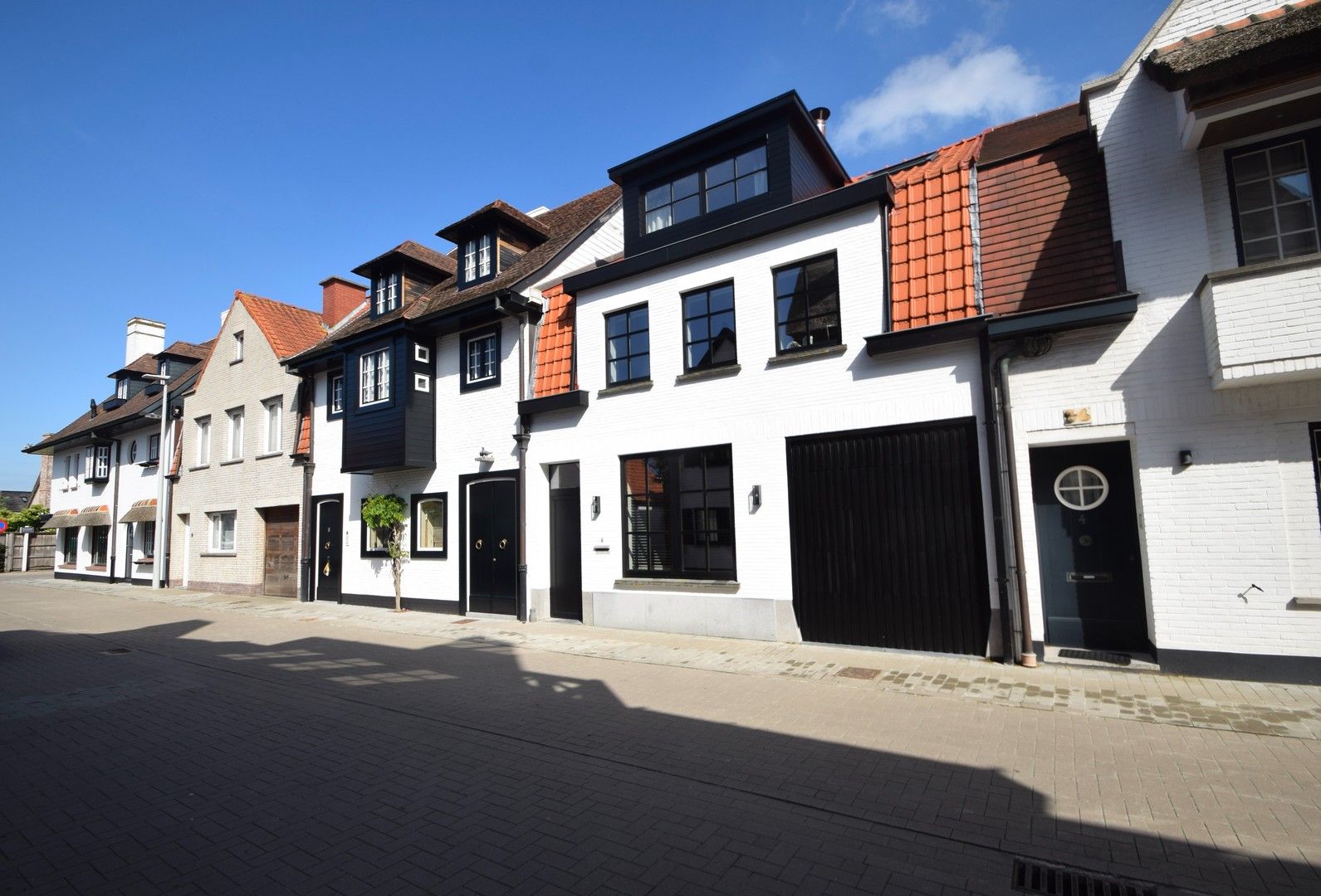 Prachtige woning gelegen in de charmante omgeving van het Keuvelhoekplein. foto {{pictureIndex}}