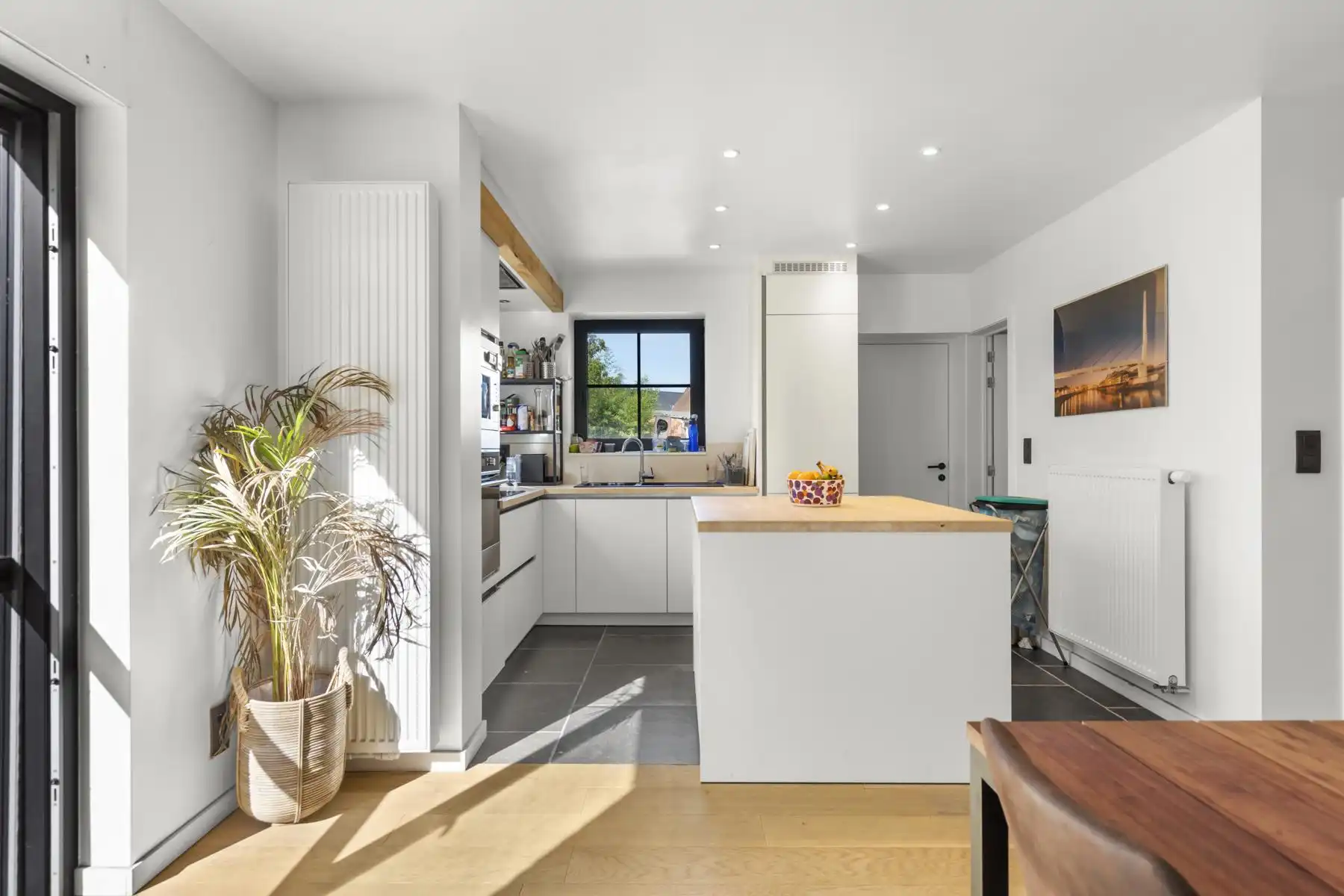 BEZOEKDAG VOLZET! - Gerenoveerde woning met terras en tuin! foto 3