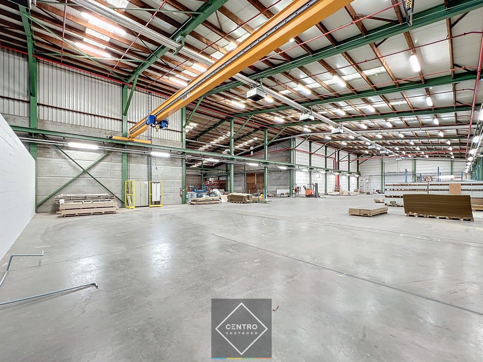 Instapklaar BEDRIJFSGEBOUW bestaande uit een geïsoleerd MAGAZIJN (± 2.935m²) met KANTOORGEBOUW (± 305m²). Ruim verhard buitenterrein én 2 rolbruggen. Op industriezone te Houthulst. foto 11