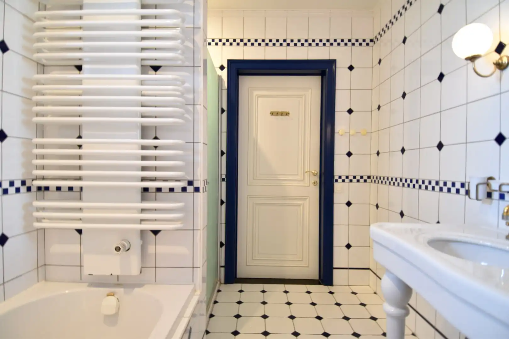 Statige woning met praktijkgedeelte (101 m²), 4 slaapkamers en zonnige tuin te koop in het straatbeeld van Bellegem foto 17