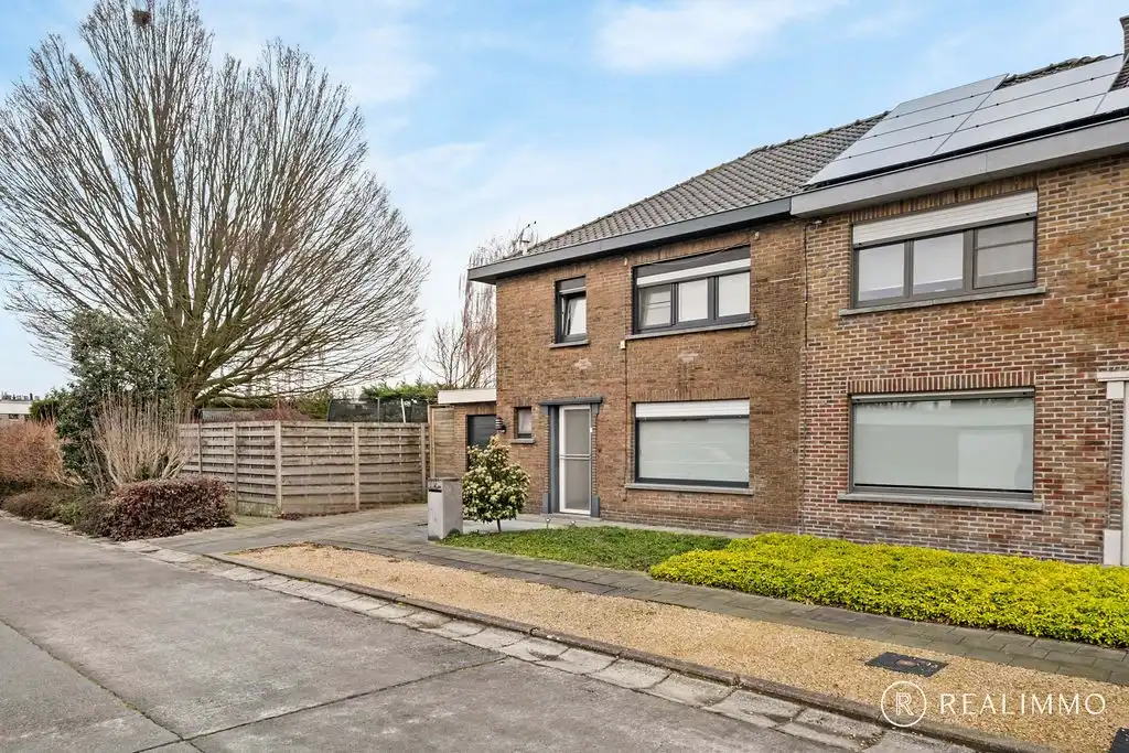 Hoofdfoto van de publicatie: Instapklare halfopen bebouwing op 359 m² te Moen