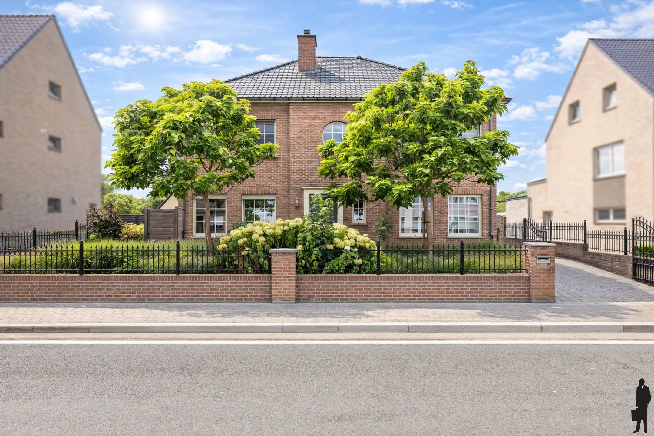 Recente villa met 6 slpks. te Lommel nabij Nederlandse grens foto {{pictureIndex}}