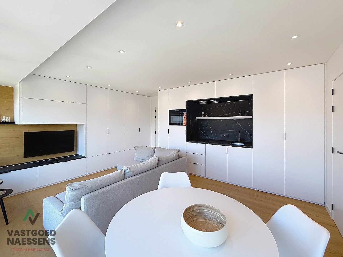 SCHITTEREND VERNIEUWDE STUDIO MET SLAAPHOEK VLAKBIJ ZEEDIJK  foto 3