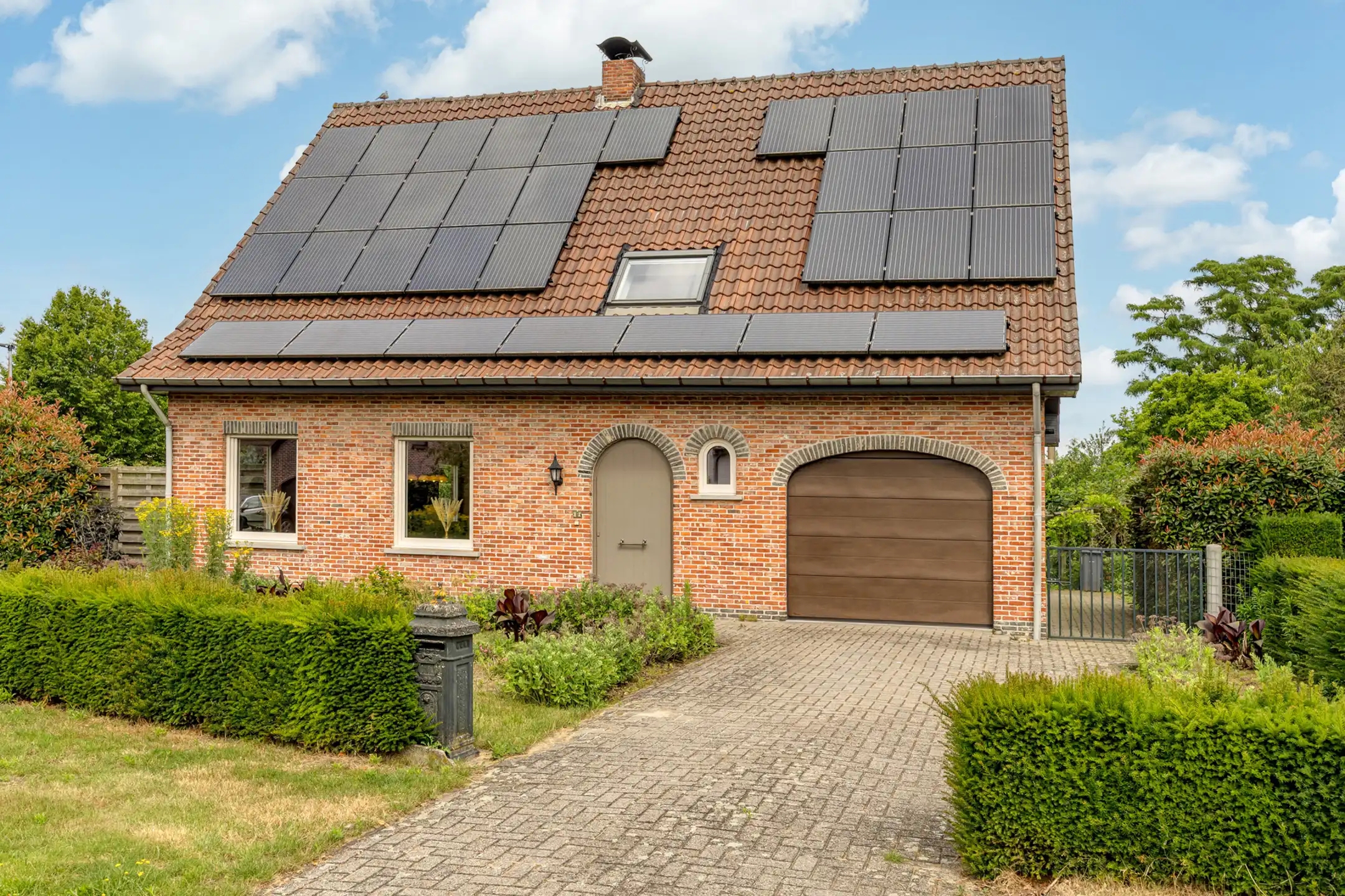 Instapklare woning met 4 slaapkamers op 865 m² foto {{pictureIndex}}