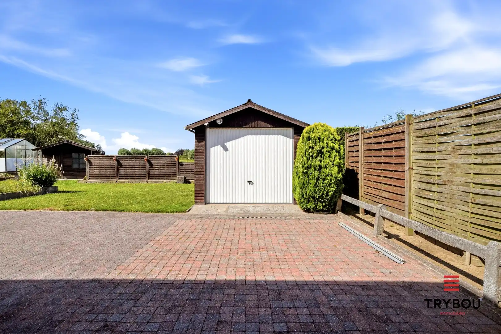 Alleenstaande woning op een ruim perceel met 3 slaapkamers en 2 garages!  foto 20