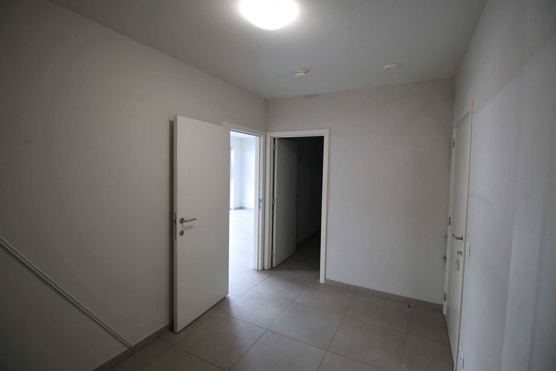 Gelijkvloers handelspand/kantoorruimte met 2 autostaanplaatsen in het centrum van Merksplas. foto 6