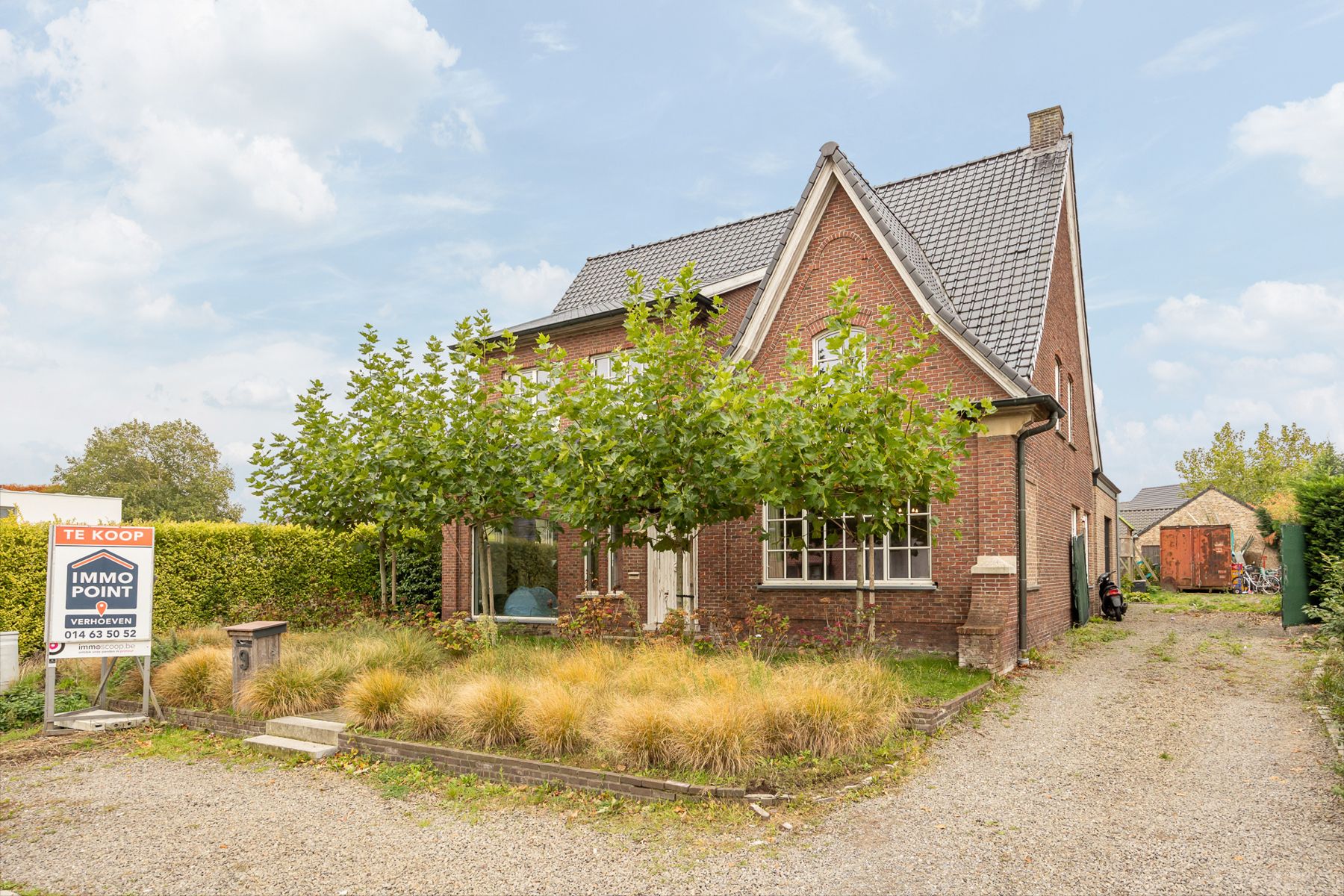 Karaktervolle gerenoveerde woning op een perceel van ca 780 m². foto {{pictureIndex}}