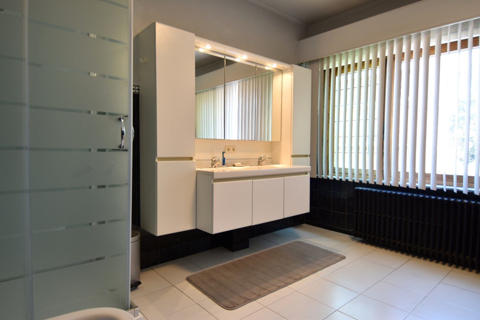 Charmante eigendom met 3 slaapkamers, 80 m² zolder, inpandige garage en zonneterras te koop in Gullegem-centrum foto 11