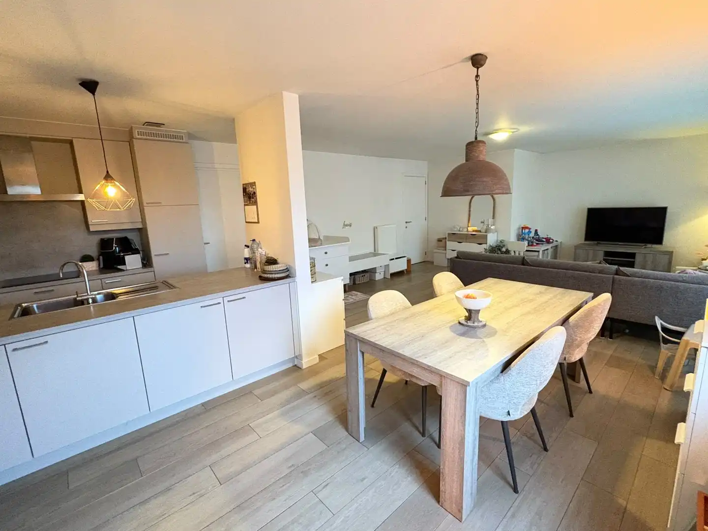 RUIM TWEE SLAAPKAMER APPARTEMENT + TERRAS foto 2