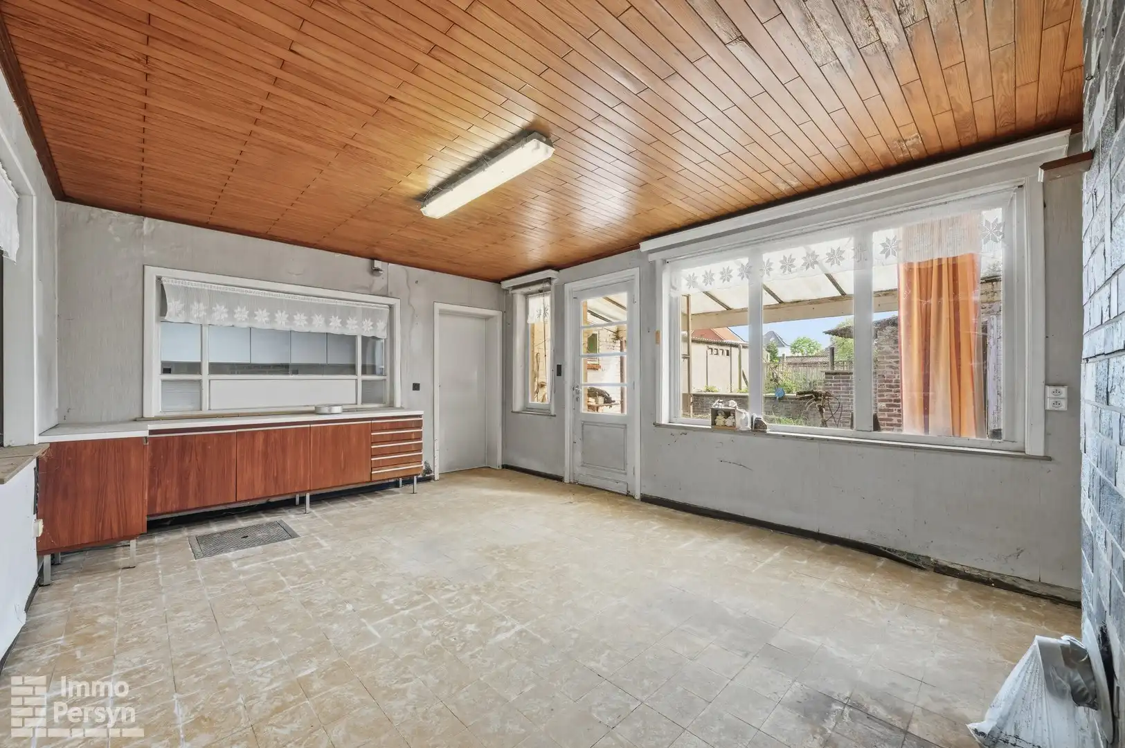Te renoveren woning met zuidtuin en achteringang met garages foto 9