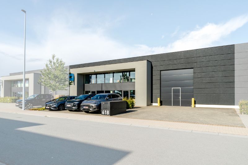 Instapklaar bedrijfsgebouw op strategische ligging te huur in Roeselare foto {{pictureIndex}}