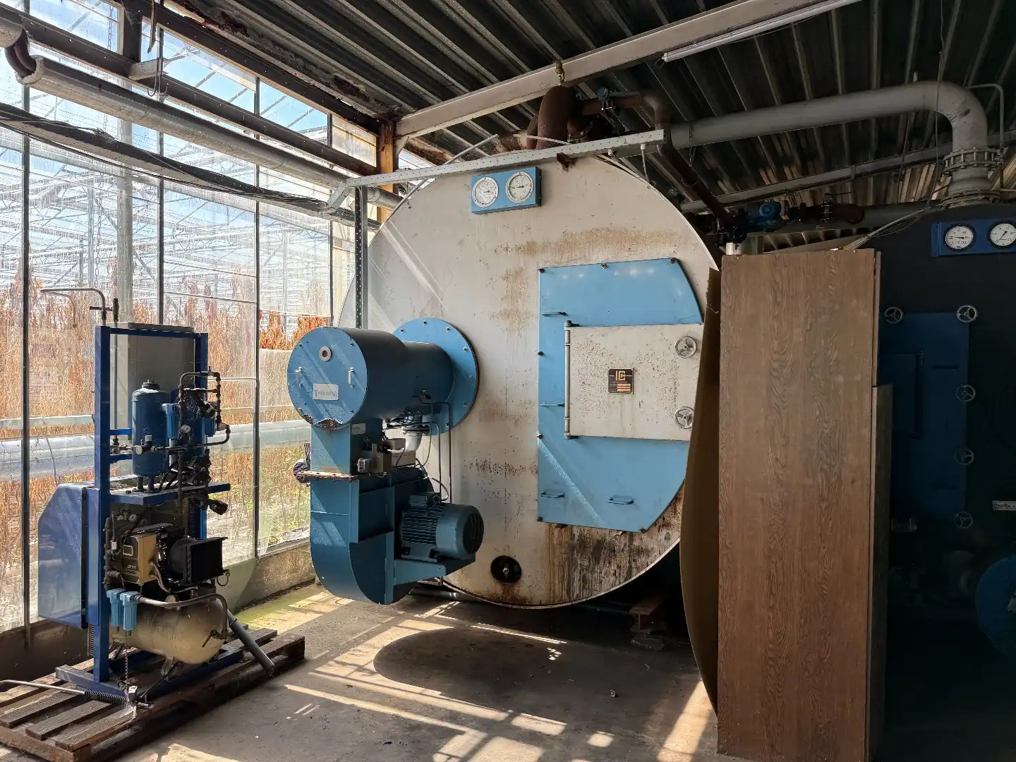 Serrecomplex met agrarische grond en magazijn foto 9