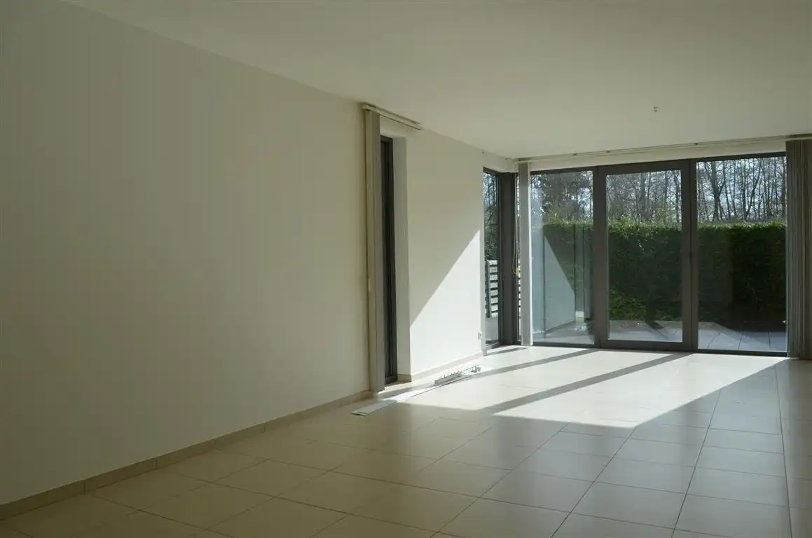 Recent gelijkvloers appartement met twee slaapkamers en privé garage aan de kanaalkom van Leopoldsburg. foto 3