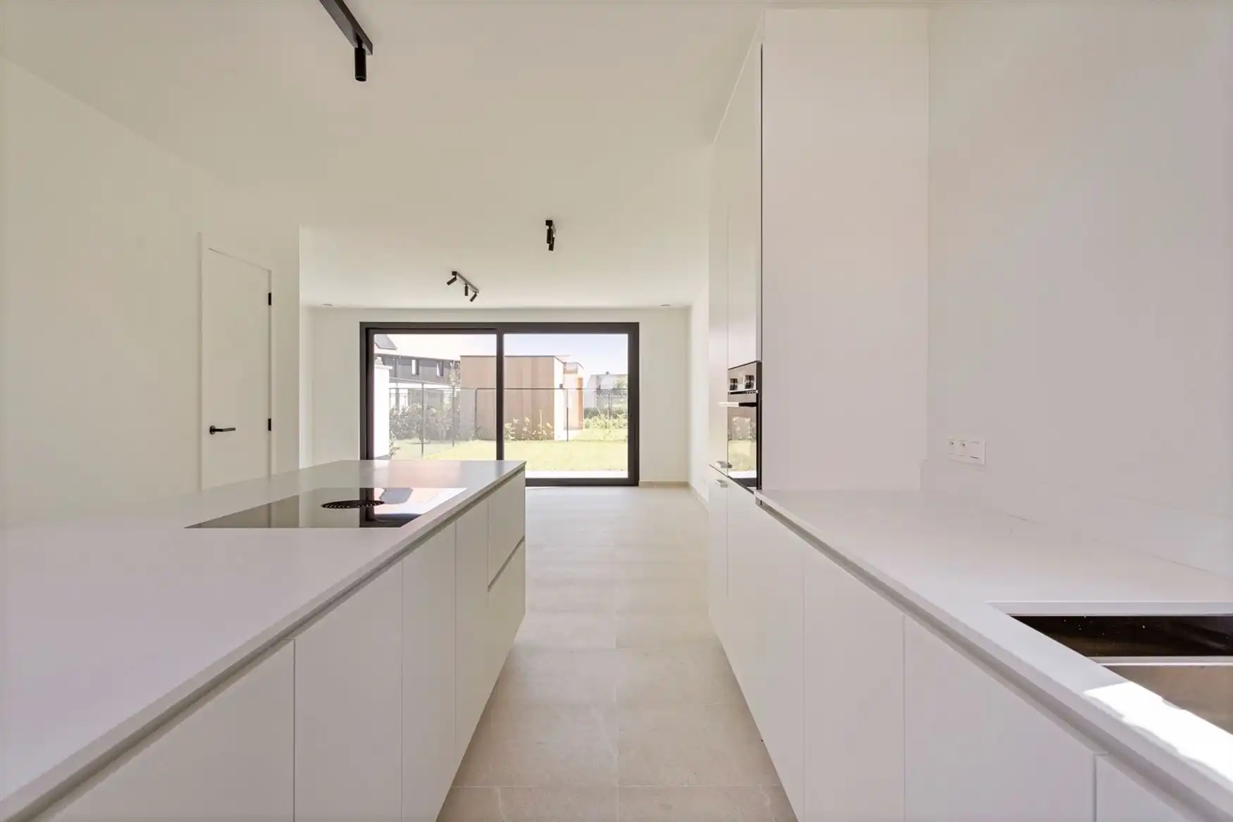 Zeer recente woning op gunstige locatie foto 2