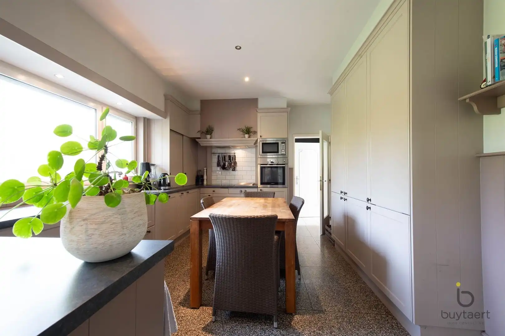 LICHTRIJK WONEN OP DE GRENS VAN SCHILDE EN ZOERSEL: OP TE FRISSEN SPLIT-LEVEL WONING MET TUIN EN ZWEMBAD. foto 11