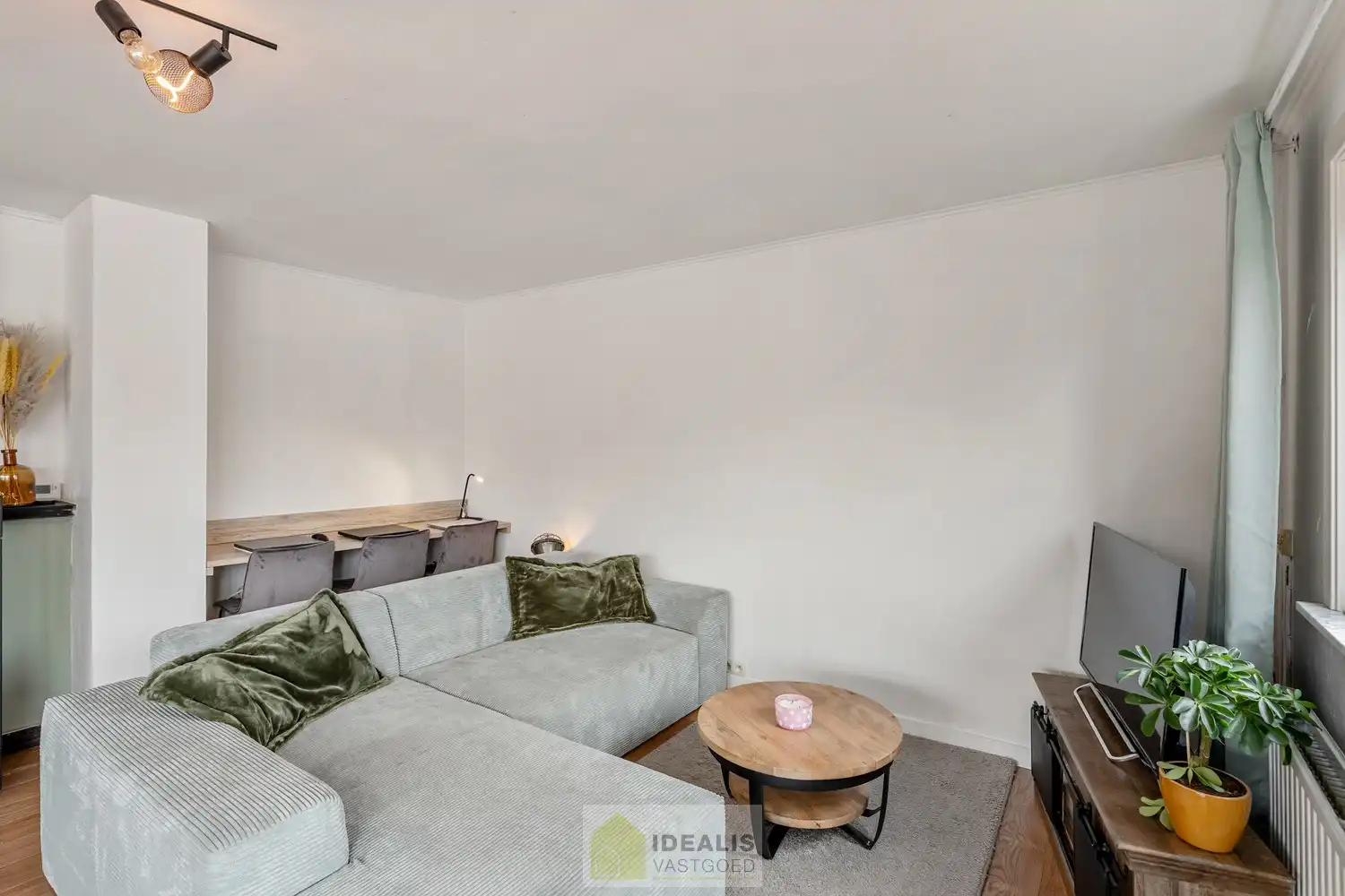 CHARMANTE EN GOED ONDERHOUDEN WONING MET 2 SLAAPKAMERS, 2 BADKAMERS, KNAP UITGERUSTE KEUKEN EN LICHTRIJKE WOONKAMER OP EEN HEERLIJK PERCEEL MET GROEN VERGEZICHT! foto 6