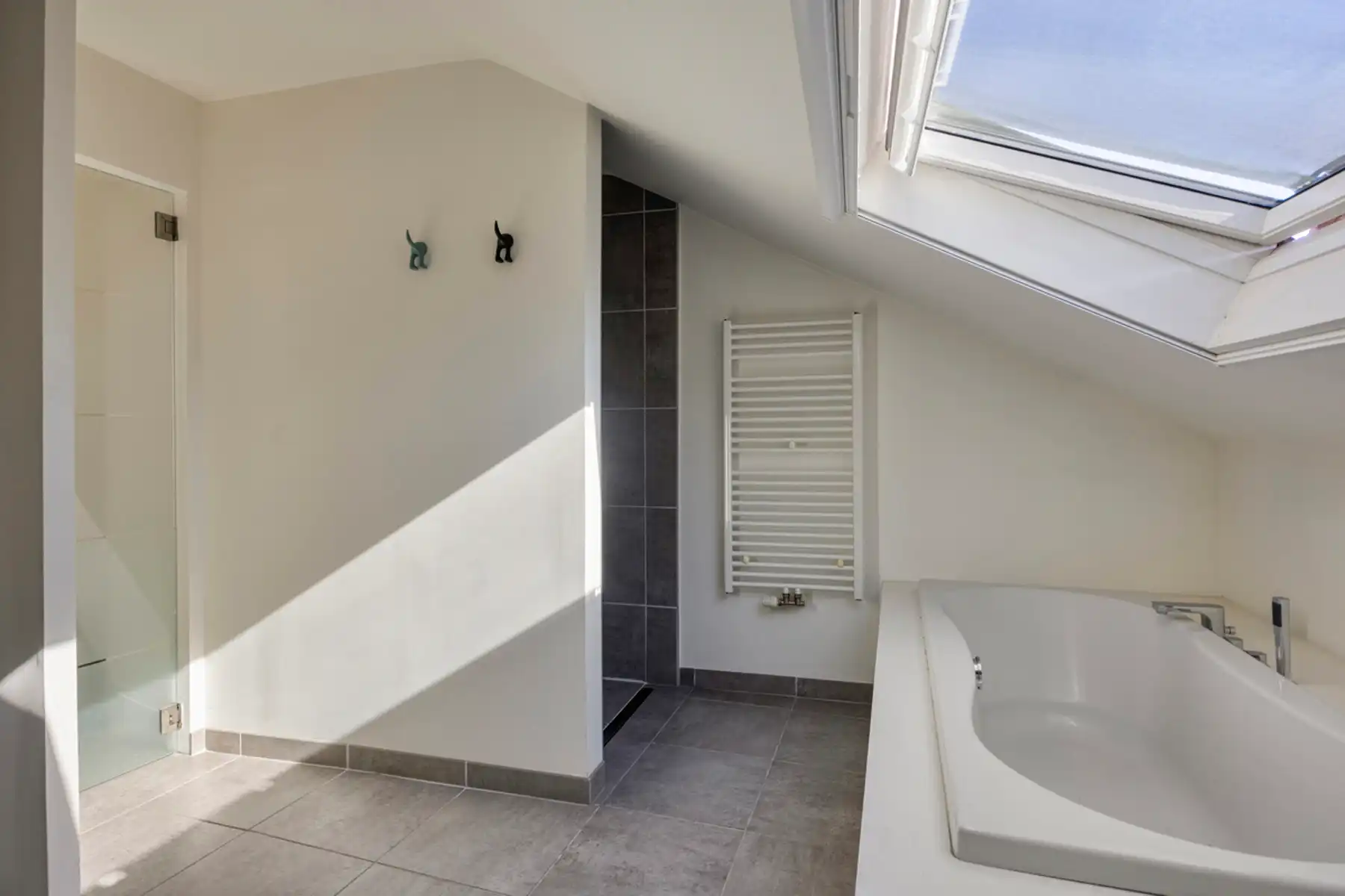 Ruime gerenoveerde centrumwoning met garage foto 22