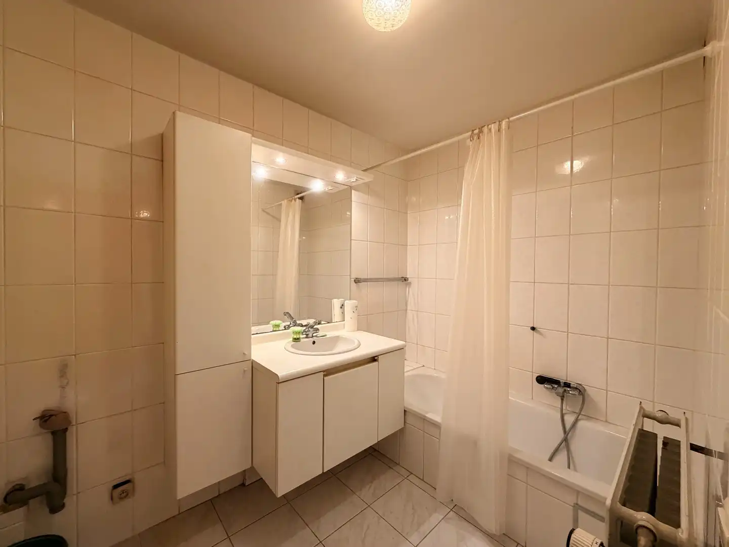 Instapklaar & centraal gelegen appartement met balkon te Roeselare! foto 5