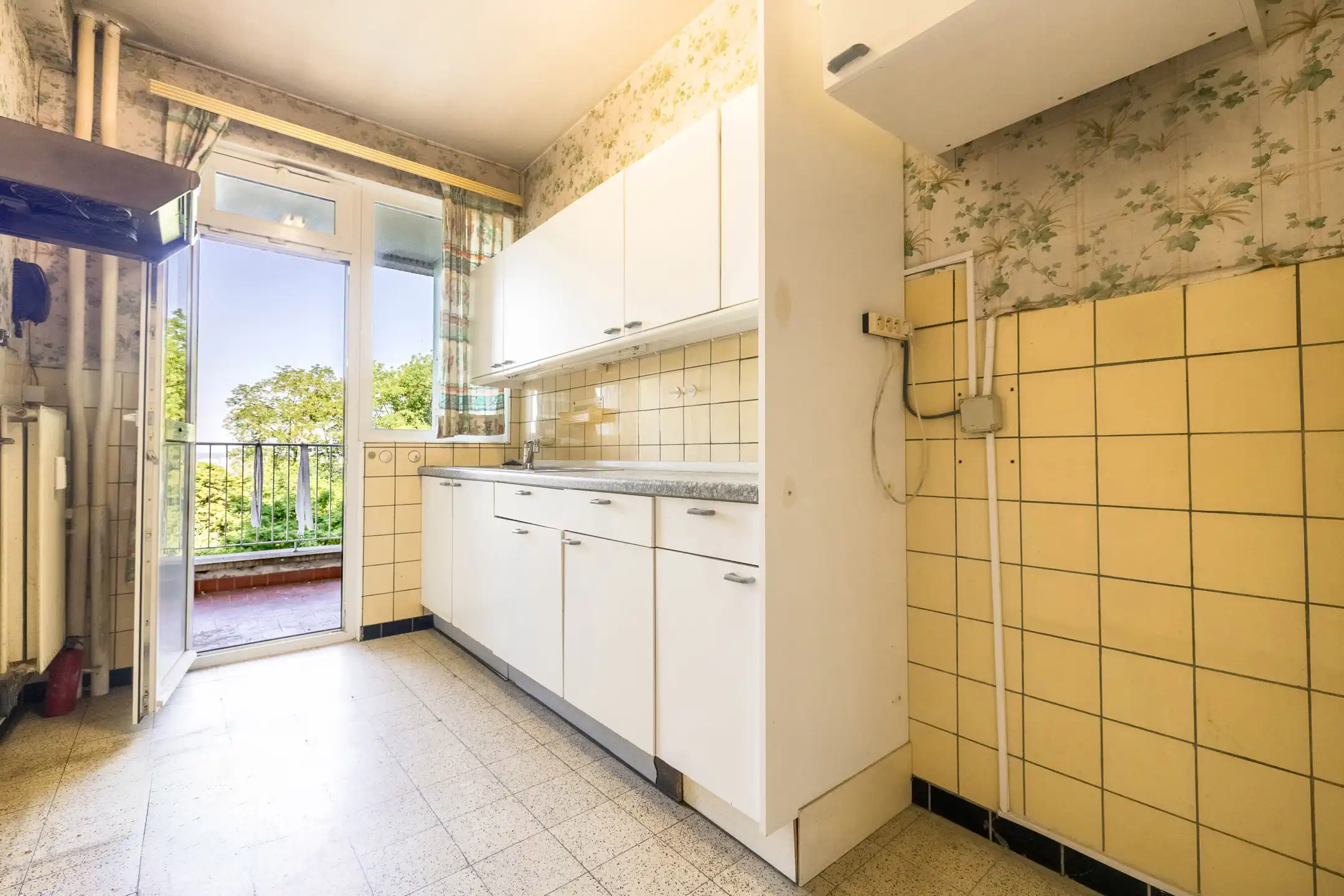 Appartement met 2 slaapkamers en terras – Te renoveren foto 4