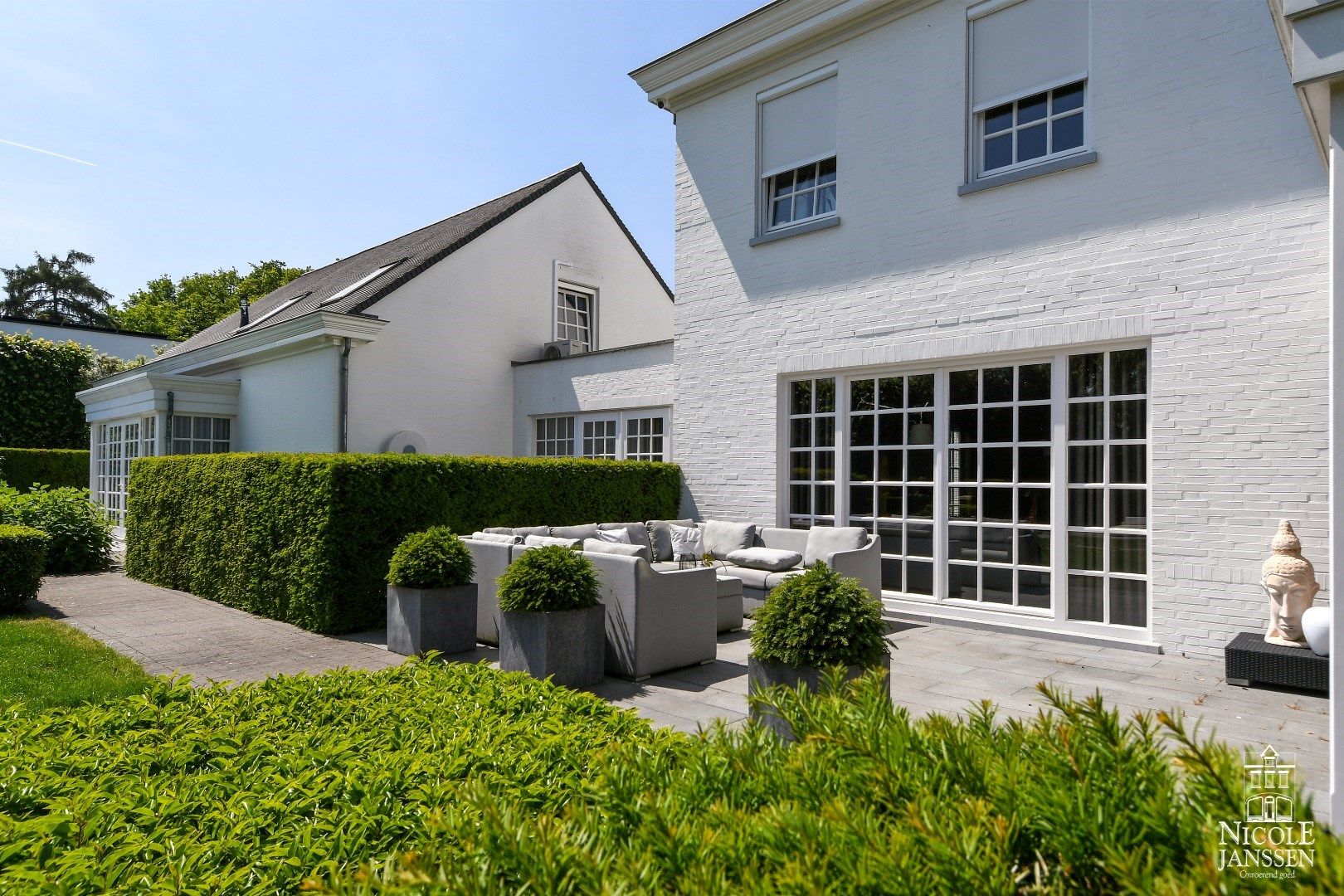 Luxueus en ruim ingedeeld landhuis met naastliggend garagegebouw met appartement foto 35