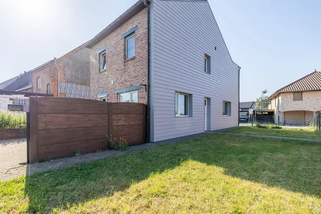 Verzorgde woning met 2 slpk., tuin en garage foto 2