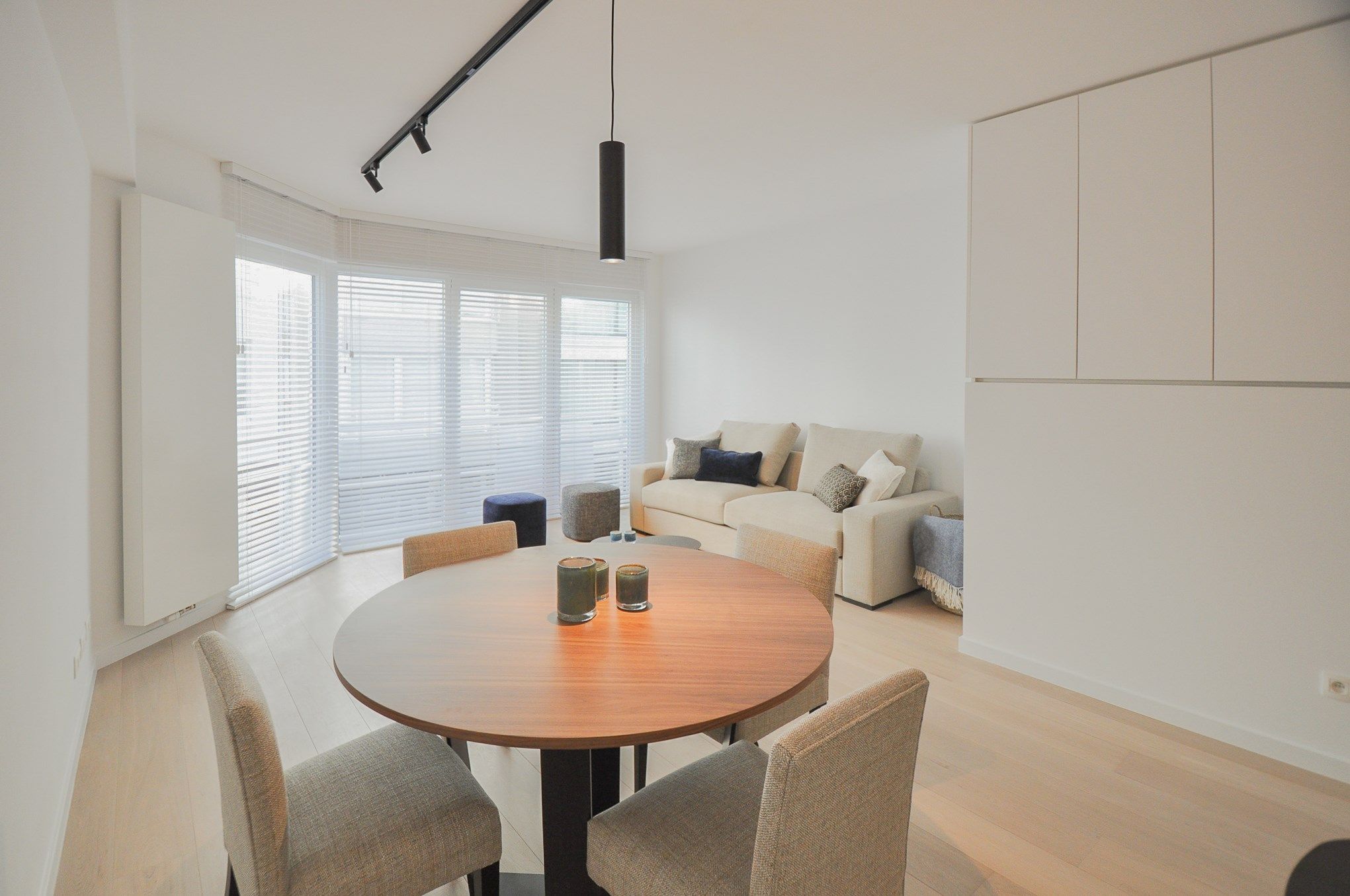 Tijdloos, recent volledig gerenoveerd appartement met zijdelings zeezicht gelegen in het Zoute.  foto {{pictureIndex}}