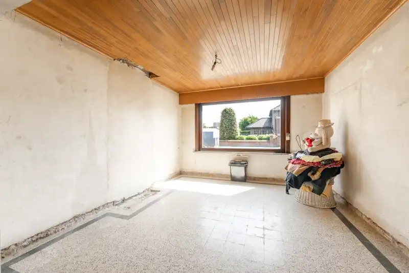 🏡 Te renoveren HALFOPEN woning met 3 slaapkamers, grote garage met uitweg achteraan TE KOOP in het hartje van Sint-Baafs-Vijve! foto 3