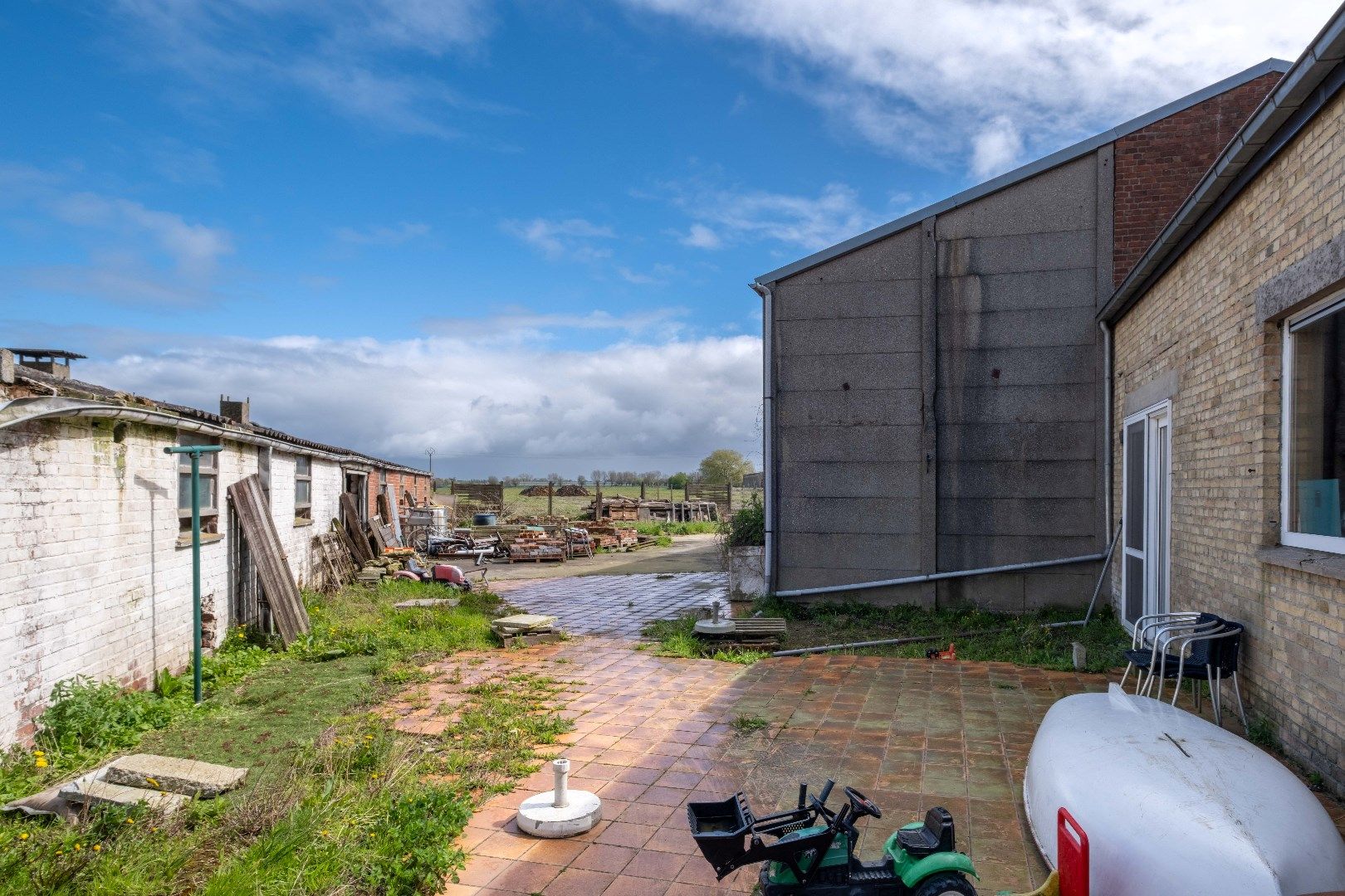 Groot perceel met ruime woning en loods in Woumen  foto 7